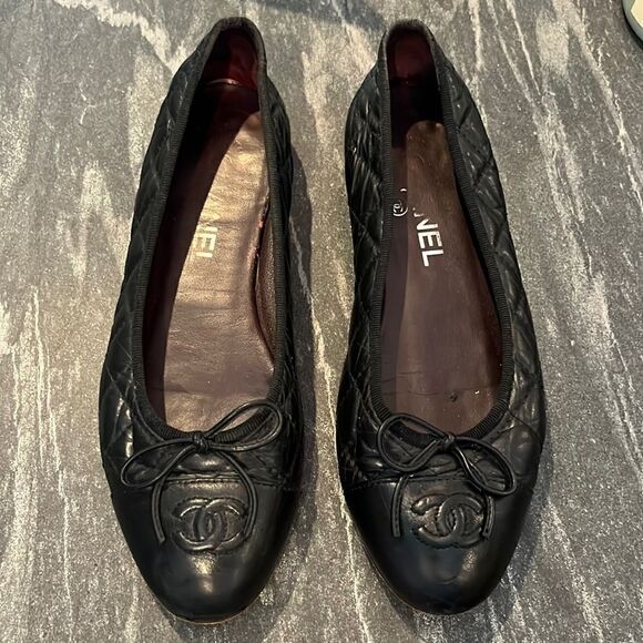 Chanel Slides  - Picture 1 of 7